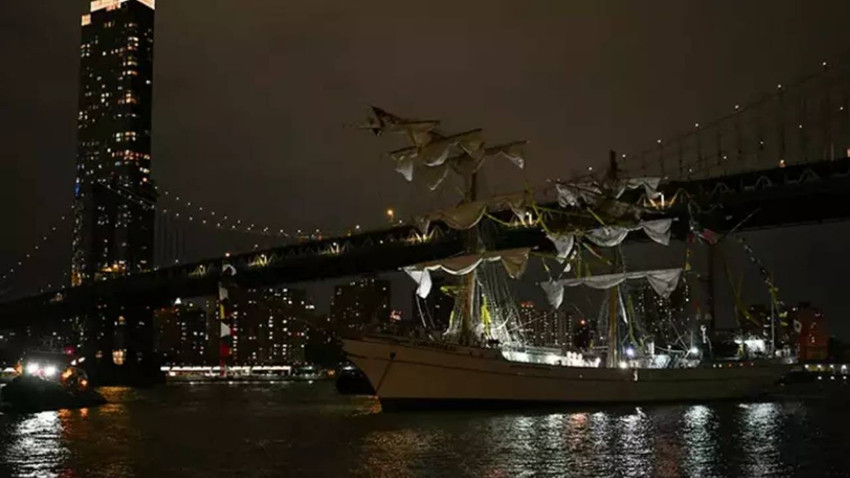 Meksika ordusuna ait gemi Brooklyn Köprüsü'ne çarptı