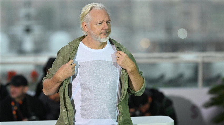 Assange'dan Cannes'da Gazze protestosu: Öldürülen çocukların isimlerinin yer aldığı tişörtle katıldı