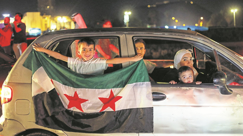 Yıllardır yaptırım ve ambargoların gölgesinde yaşayan Suriyeliler, ABD’nin yaptırımları kaldırma kararının ardından sokaklarda kutlama yaptı.(Fotoğraf: Getty Images)