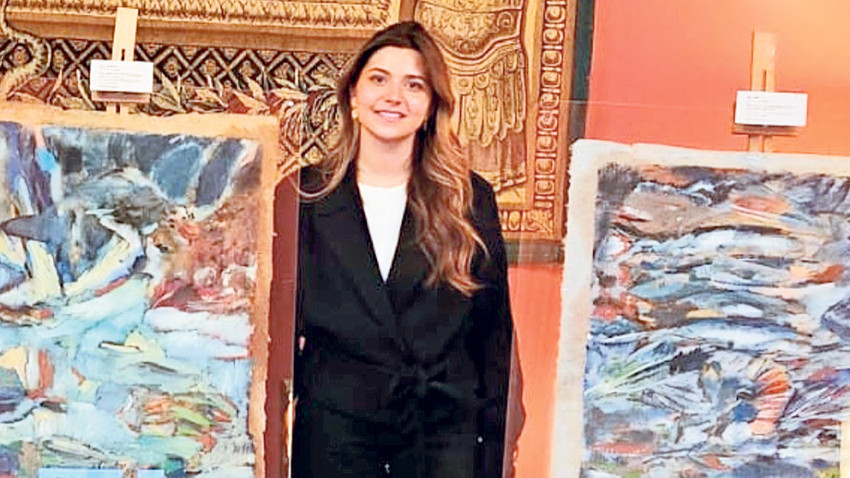 Ayşe Naz Yardımcı liseyi İngiltere'de Repton School'da yatılı okudu. Halen Slade School Of Fine Art'da öğrenimine devam ediyor.