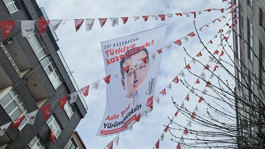 CHP'nin tutuklu belediye başkanı afişlerine toplatma kararı