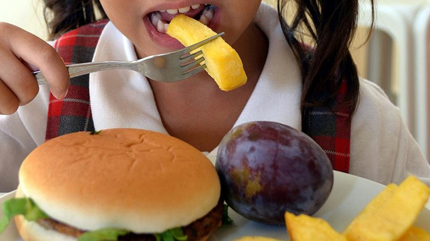 Çocukların yeme biçimleri incelendi: Yiyecekleri az çiğneyenler obeziteye daha yatkın