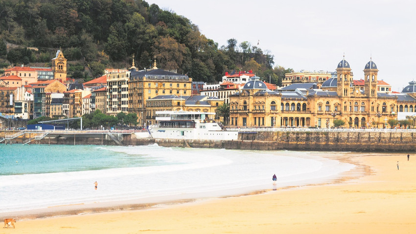 San Sebastian’ın önü bir pencere gibi okyanusa açılırken Uremea Nehri’nin denizle buluştuğu ağızda kurulan şehir bir sarmaşık gibi La Concha Körfezi’ne yayılır.