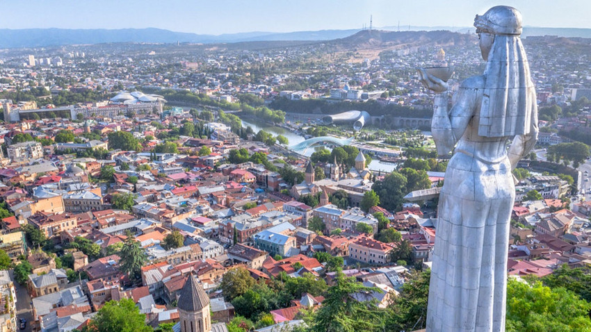 Tiflis, Batum’a göre daha az turistik bir yer izlenimi veriyor ama temelde kaplıcaları, şarap bağları ve tarihi dokusuyla tam bir keşif bölgesi.