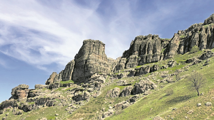 Düzgün Baba dağı, ziyaret için bölgeye gelenlerin ilgi odağı.