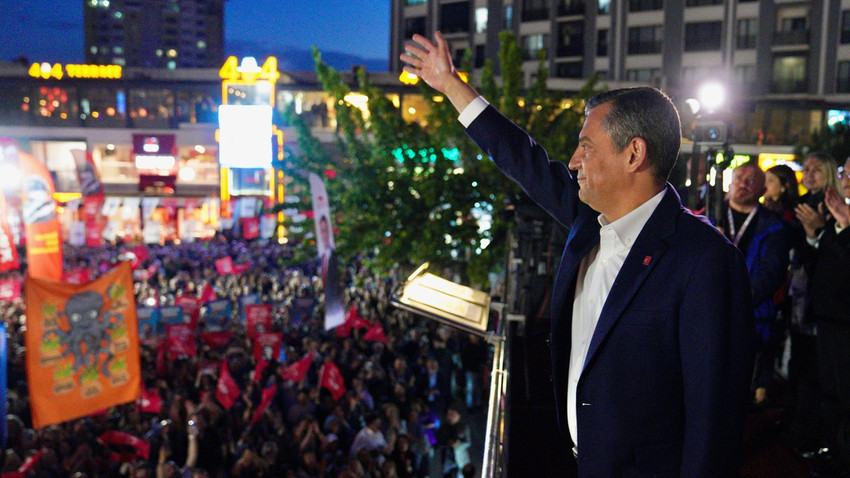 Özgür Özel Esenler mitinginde konuştu: Erdoğan'ın başını çektiği cunta, üç savcı, üç hakim, üç gizli tanıktan ibaret