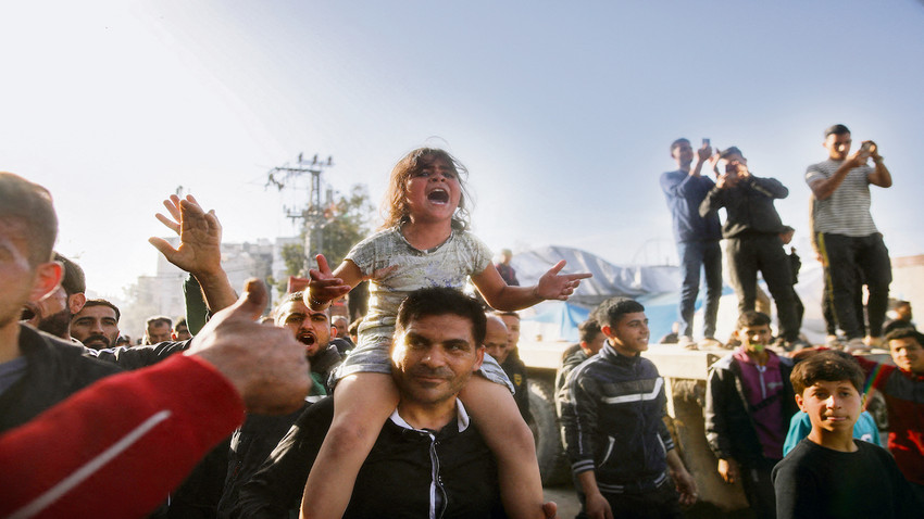 Gazze’de yapılan Hamas karşıtı gösterilere bir baba, omuzlarında kızıyla katıldı. Eylemde “Hamas dışarı” sloganları atıldı. (Fotoğraf: Getty Images)