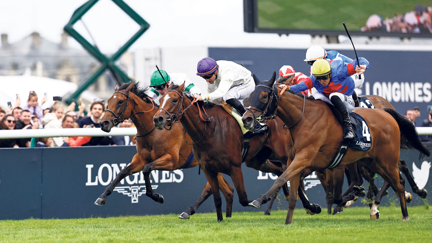 Düz bir kulvarda, tek bir hedefe doğru koşulan saf bir hız mücadelesi olan yarışlara düz koşu (flat racing) deniliyor.