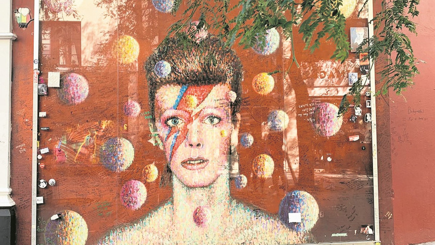 Brixton’da David Bowie anısına doğduğu semtte yapılan duvar resmi.