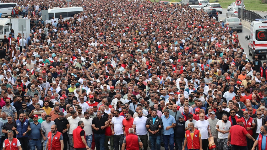 Greve çıkan İzmir Büyükşehir Belediyesi işçileri Kültürpark'a yürüdü