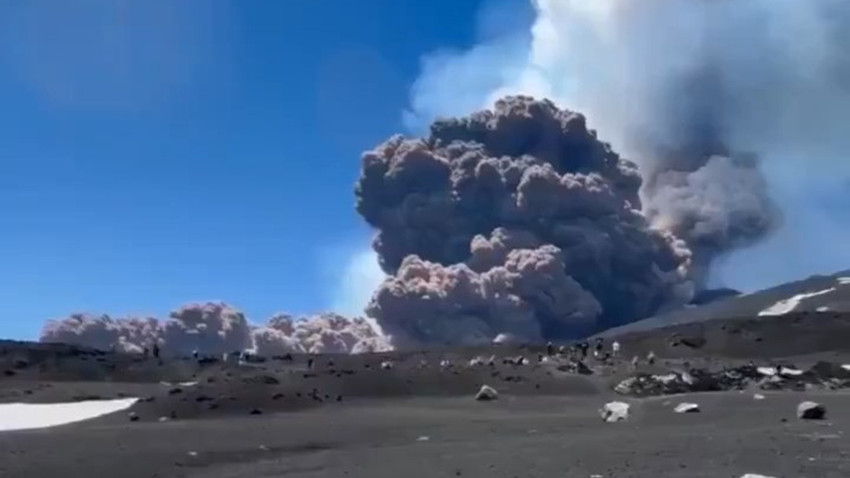 Etna Yanardağı patladı: Lav ve küller etrafa saçıldı