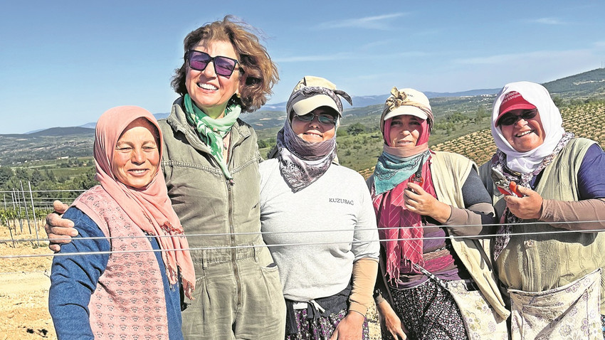 Prof. Dr. Hürriyet Yılmaz, çoğunluğu kadınlardan oluşan ekibiyle.