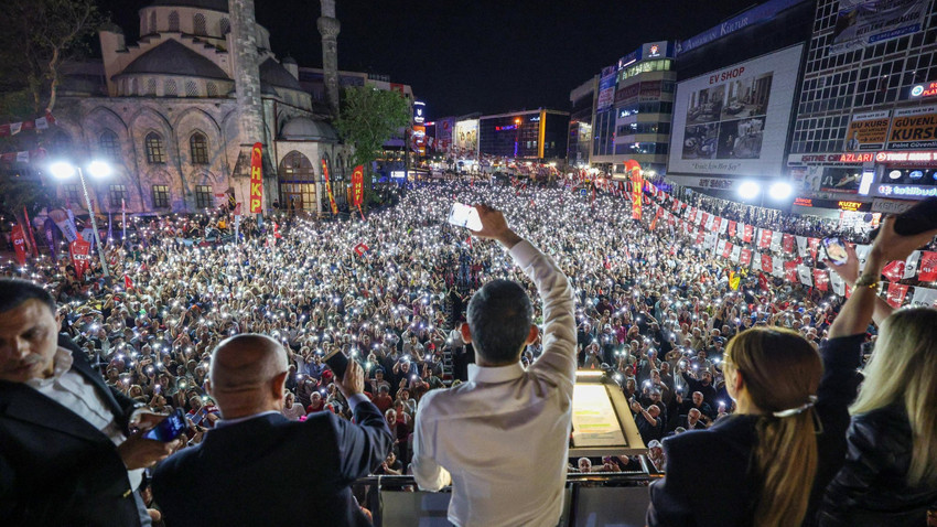 Özgür Özel Gaziosmanpaşa'da halka seslendi: Erdoğan'ın görevlendirdiği kişiler darbeyi asker üniformasıyla değil savcı cübbesiyle yapıyor