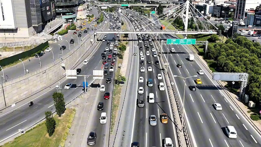 İstanbul'un çıkış noktalarında bayram tatili nedeniyle trafik yoğunluğu