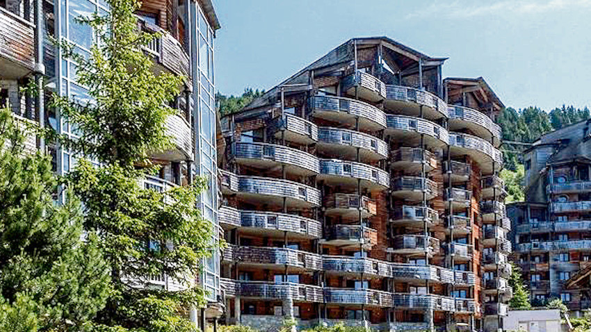Binaların dış kaplaması ahşap panel, kırmızı sedir veya ladin ağaçlarından yapıldı.