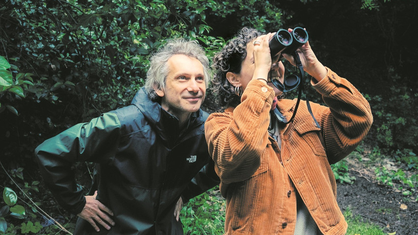 Alper Bahçekapılı, Yaz Güvendi’nin hikayesini Kuzguncuk Bostanı’nda dinledi. (Fotoğraf: Ozan Acıdere)