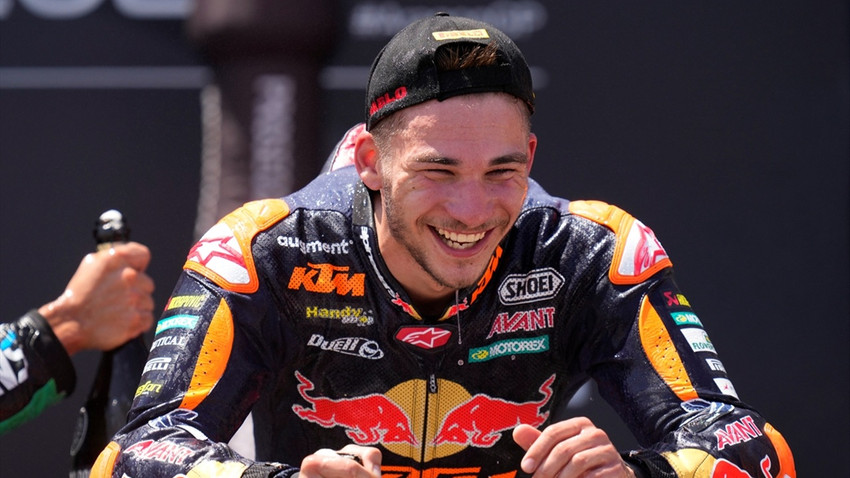 Deniz Öncü'den Moto2'de tarihi zafer: 0.003 saniye farkla kazandı