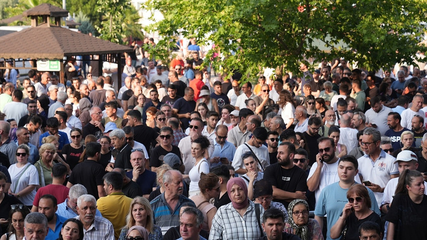 Manisalılar Ferdi Zeyrek'in vefat haberinin ardından hastane önünde toplandı