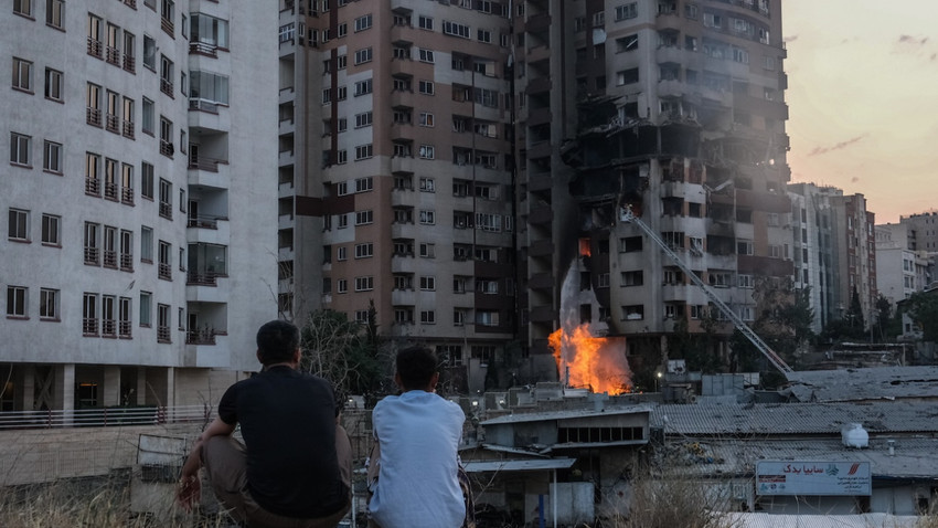 İsrail'in İran'a yönelik saldırısında hasar gören bir bina (Arash Khamooshi/The New York Times)