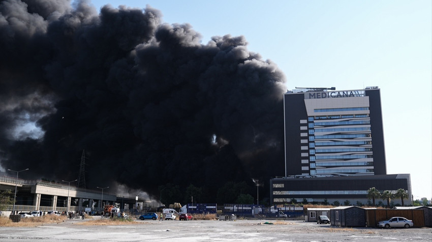 İzmir'de özel hastanenin yanındaki depoda yangın