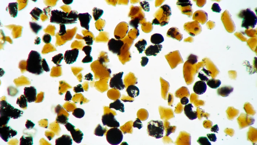 Ay'daki volkanik cam parçacıklarının mikroskobik görüntüleri | Kaynak: NASA