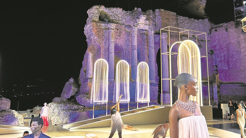 Taormina’daki antik Yunan tiyatrosunda, Sir Wayne McGregor’un koreografisiyle yapılan gösteri çok etkileyiciydi.