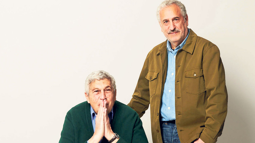 Serge ve Yves Bensimon, babalarının Fransız ordusundan aldığı bez ayakkabıları boyayarak işe başlamış.