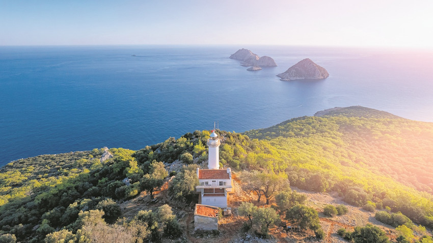 Dar bir patikayı çıkarak ulaşacağınız Gelidonya Feneri’nden baktığınız manzarayı görünce zahmetinize değdiğini fark edeceksiniz.