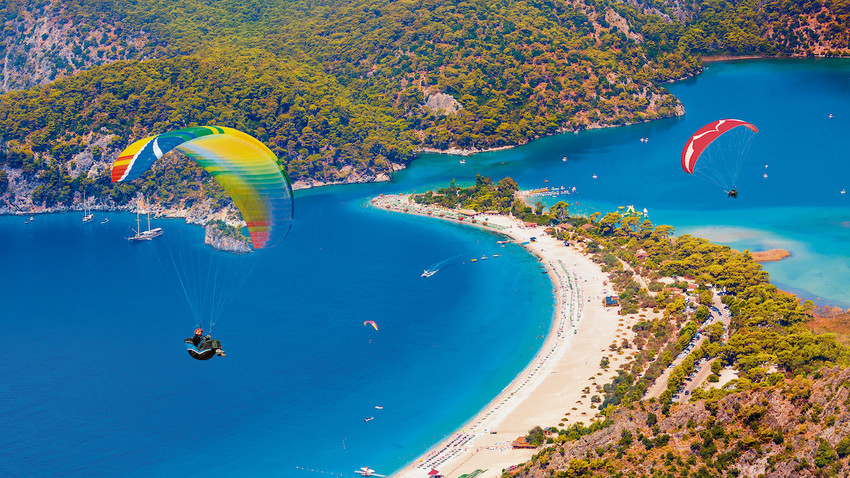 Ölüdeniz, Fethiye’de yamaç paraşütü yapmak çok keyifli.