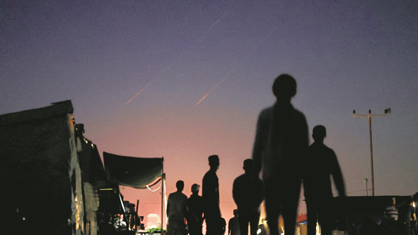 Gazze’de bulunan Refah’taki Filistinliler, İran’ın İsrail’e attığı füzeleri böyle izledi. (Fotoğraf: Getty Images)