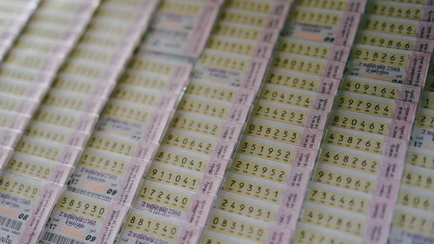 Çöpten çıkardığı biletten 80 bin dolar kazandı