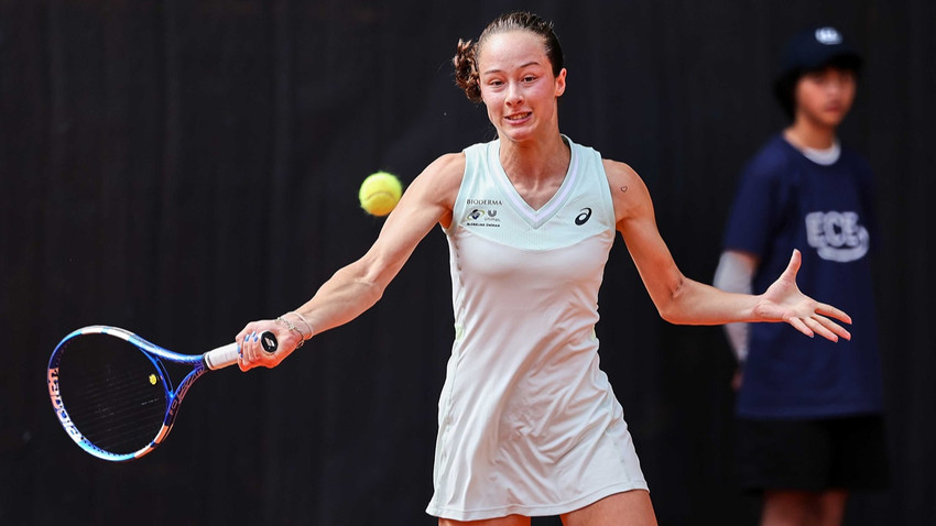 Çinli rakibini deviren Zeynep Sönmez, Wimbledon'da 3. tura yükseldi