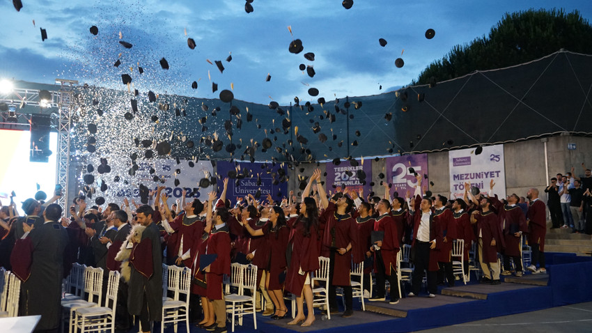 25. yılını geride bırakan Sabancı Üniversitesi'nde mezuniyet töreni