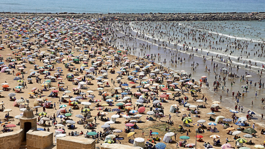 Fas’ın Rabat kentinde sıcak hava dalgası yaşanırken Sale plajında serinlemeye çalışan insanlar. (Fotoğraf: GettyImages)