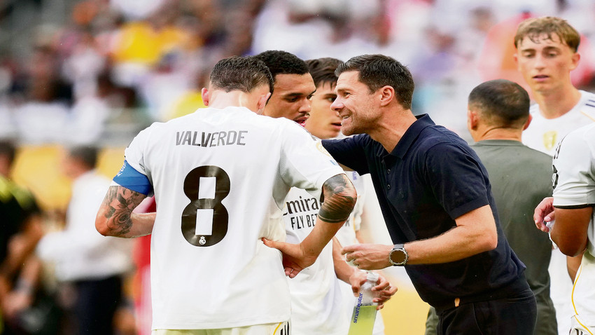 Real Madrid hocası Xabi Alonso Juventus’a karşı oynadıkları Kulüpler Dünya Kupası karşılaşmasında oyuncularına talimat veriyor. (Fotoğraf: GettyImages)