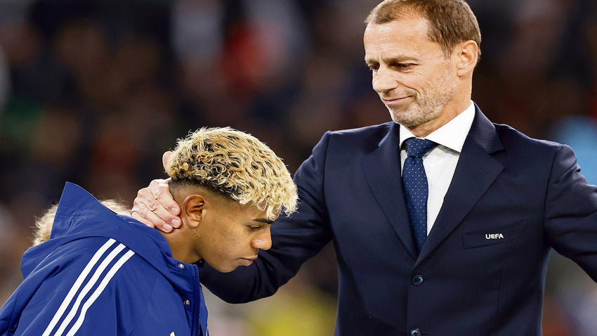 8 Haziran’da Münih Futbol Arena’da oynanan UEFA Uluslar Ligi finalinin ardından İspanya’nın yıldızı Lamine Yamal ve UEFA Başkanı Aleksander Ceferin selamlaşıyor. (Fotoğraf: GettyImages)