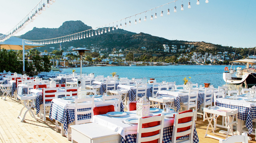 Türkbükü'ndeki mekan koyun başlangıç noktasında, deniz kıyısında