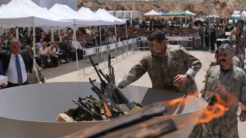 Süleymaniye'de tarihi an: PKK silahları yakarak bıraktı