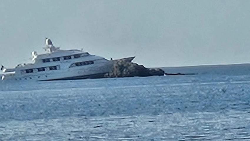 Bodrum'da 39 metrelik yat kayalıklara çarptı