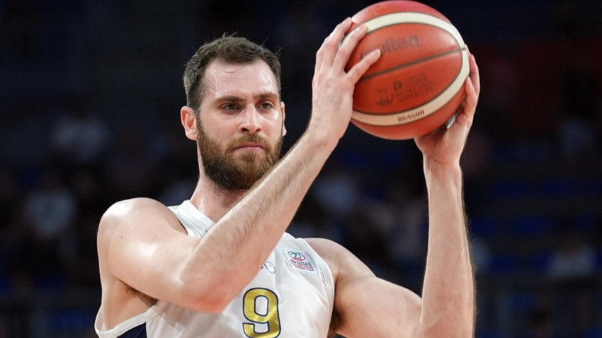 Anadolu Efes Georgios Papagiannis'i renklerine bağladı
