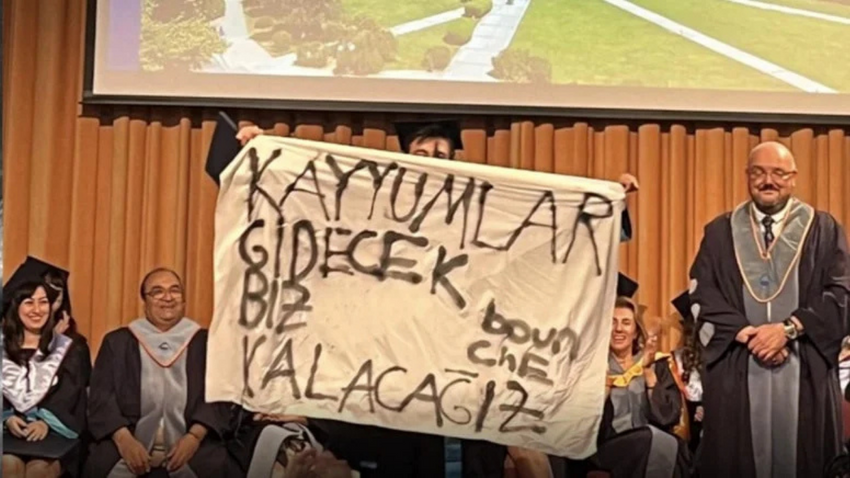 Boğaziçi’nde pankart açan öğrenciye yaptırım: Mezuniyet kartı iptal, yüksek lisans hakkı geri çekildi