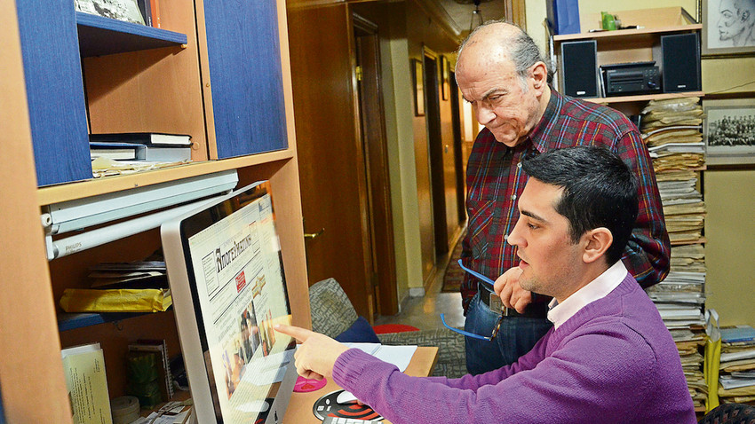 Gazeteyi yıllarca Mihail Vasiliadis çıkardı ve 2019 yılında bayrağı oğlu Minas’a (42) devretti. Oğlu da 6 yıldır tek bir gün bile izin yapmadan Apoyevmatini’yi ikindi vaktinde okuyucusu ile buluşturmaya devam ediyor... (Fotoğraf: Ayşegül Özbek)