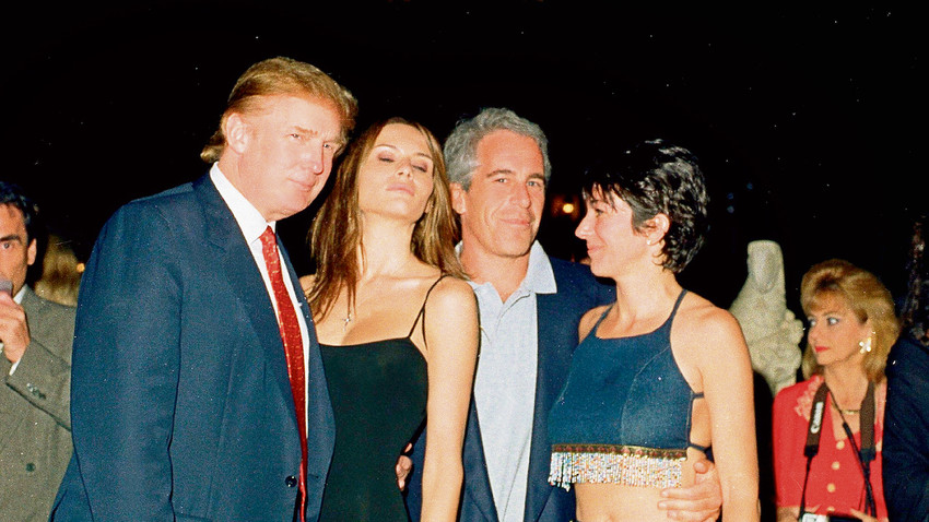 Trump ve gelecekteki eşi Melania ile 15 yıllık dostu Jeffrey Epstein ve sevgilisi Ghislaine Maxwell, 2000 yılında Trump’ın Mar-a-Lago malikanesinde böyle poz vermişti. (Fotoğraf: GettyImages)
