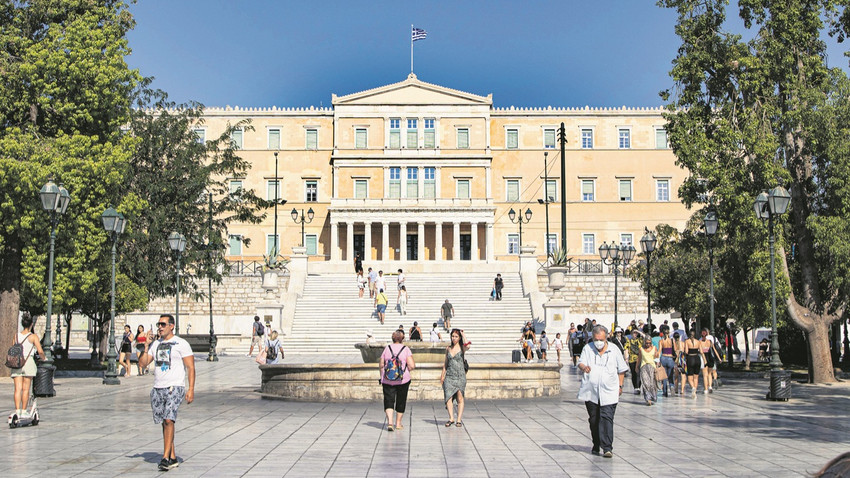 Atina’nın Syntagma Meydanı’nda sıcak bir gün. Büyük bir geri dönüş yaşayan Yunanistan ekonomisi yine de büyük ölçüde turizm ve gayrimenkul gibi sektörlere bağımlı.(Fotoğraf: Getty Images)