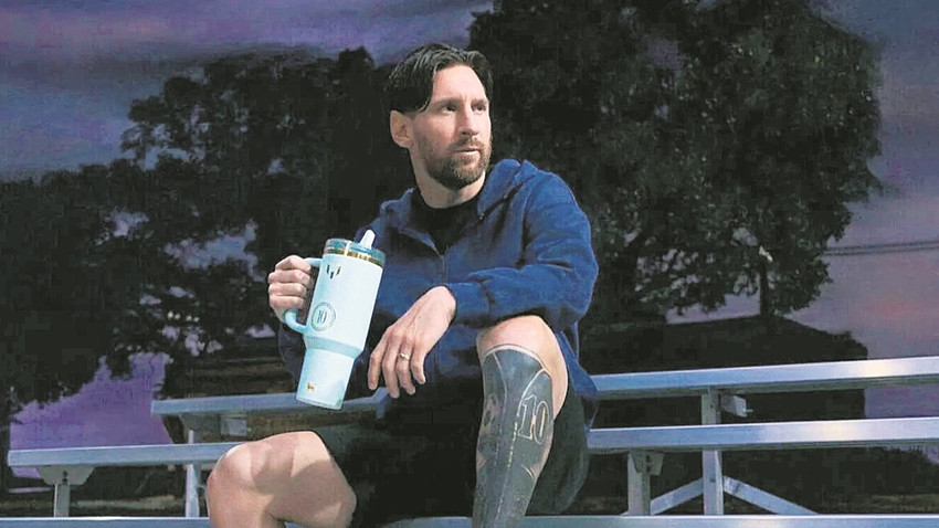 Stanley, Arjantin milli takımının forma renginde termos üretti ve Messi’yle tanıttı.