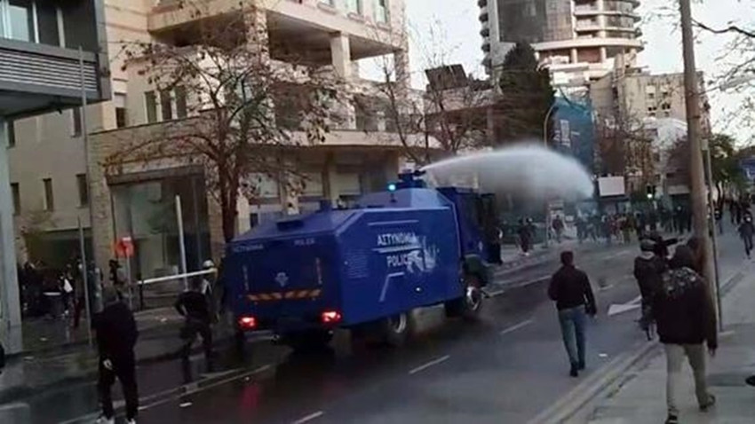 GKRY polisinden KKTC sınırına yürümek isteyen göstericilere müdahale