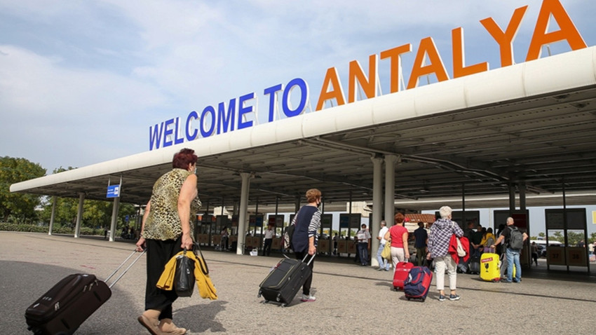 Antalya'ya gelen yabancı turist sayısında temmuz rekoru: Kente bir günde hava yoluyla 102 bin 6 yabancı geldi