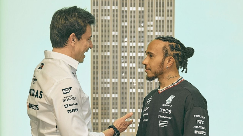 Mercedes takım patronu: Hamilton flörtlerini bana sorar