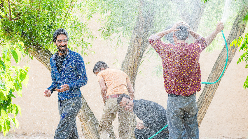 İran'da suyla serinlemeye çalışan insanlar (Fotoğraf: Shutterstock)