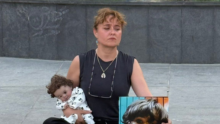 Ölüm tehditleri alan Yasemin Minguzzi oturma eylemine başladı